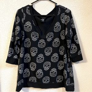 Torrid Skulls Pattern V-Neck Shirt Top. 3/4 sleeve